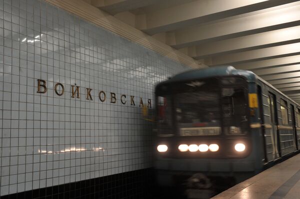 Поезд на станции метро Войковская в Москве
