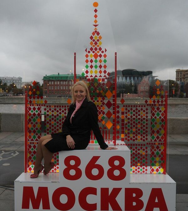 Ольга Белова на фоне тематической конструкции Я люблю Москву