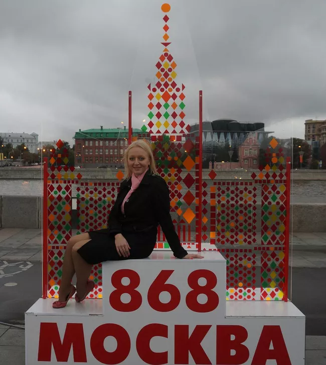 Ольга Белова на фоне тематической конструкции Я люблю Москву
