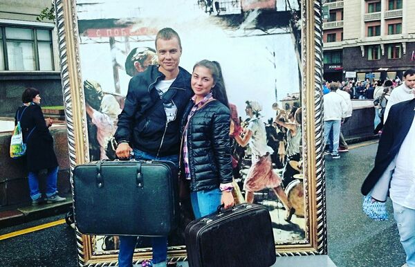 Студентка Татьяна с другом Юрием на фоне тематического стенда Студентка Татьяна с другом Юрием на фоне тематического стенда