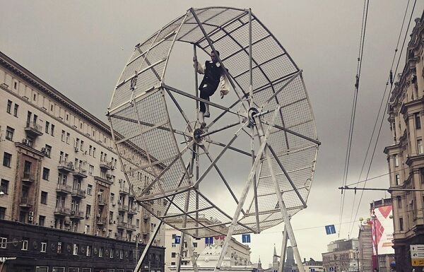 Акробат на улице Тверской в Москве в День города Акробат на улице Тверской в Москве в День города