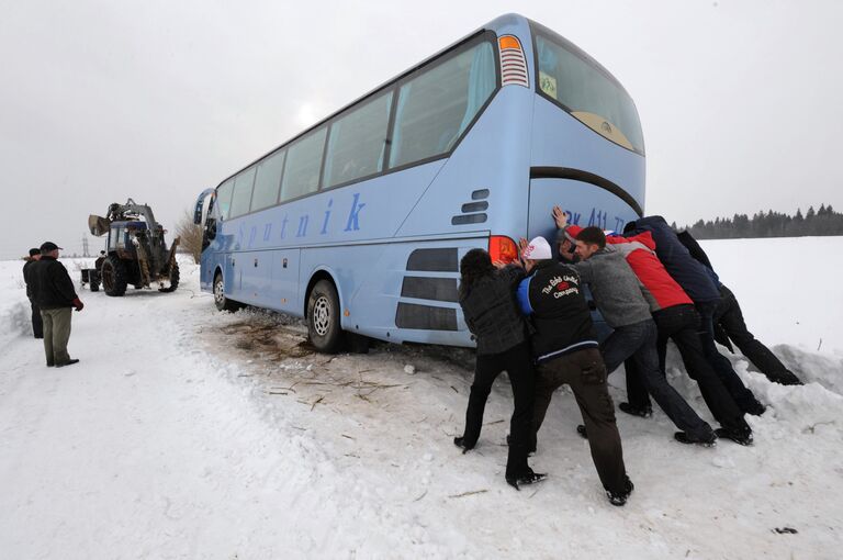 Автобус на заснеженной дороге