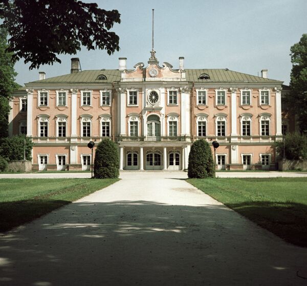 Барочный дворцово-парковый ансамбль Кадриорг в Таллине был выстроен в 1718-1727 годах в качестве летней резиденции Петра I. Сам монарх лично положил три кирпича в угловой пилястре северного крыла. Они до сих пор остаются неоштукатуренными.