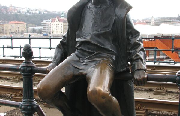 Памятник Маленькой принцессе в Будапеште