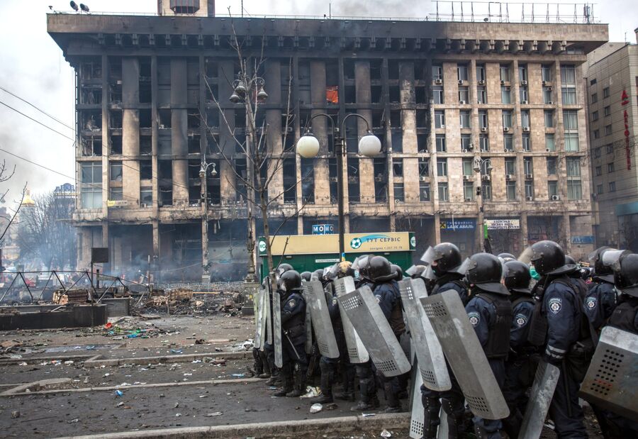 Сотрудники правоохранительных органов у сгоревшего Дома профсоюзов, 19 февраля 2014