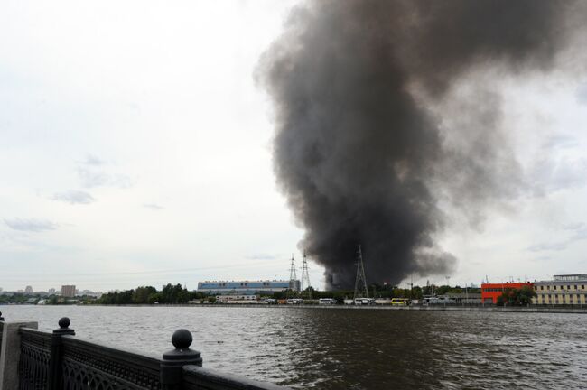 Пожар на складе с шинами на территории бывшего завода имени Лихачёва в Москве