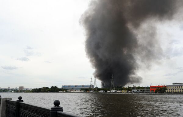 Пожар на складе с шинами на территории бывшего завода имени Лихачёва в Москве Пожар на складе с шинами на территории бывшего завода имени Лихачёва в Москве