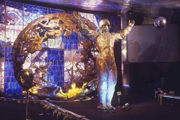 Скульптура Космонавти композиция Космос и знаки Зодиака