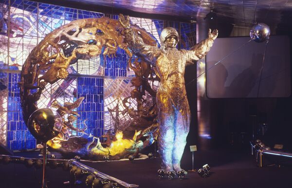 Скульптура Космонавти композиция Космос и знаки Зодиака