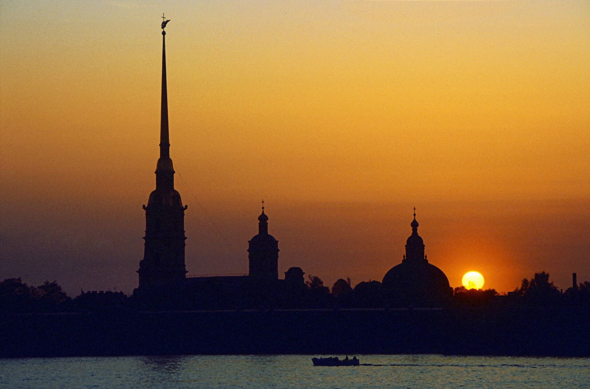 Петропавловский собор в Санкт-Петербурге вечером - РИА Новости, 1920, 07.06.2024