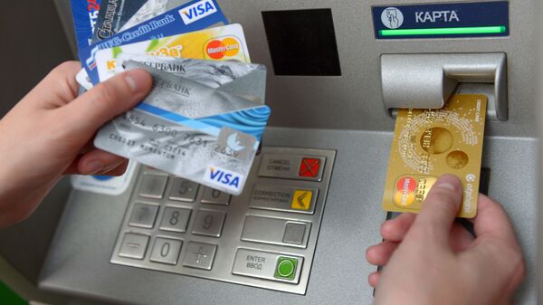 Банковские карты международных платежных систем VISA и MasterCard. Архивное фото