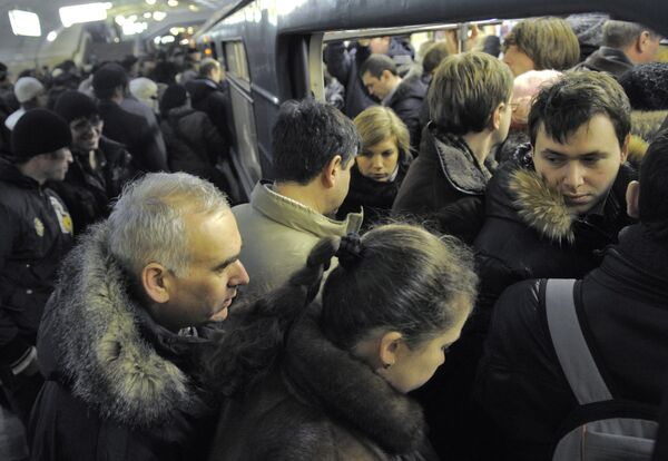 Пассажиры входят в двери поезда