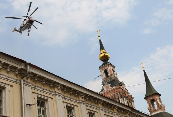 Деревянные постройки около Храма святых первоверховных апостолов Петра и Павла в центре Москвы
