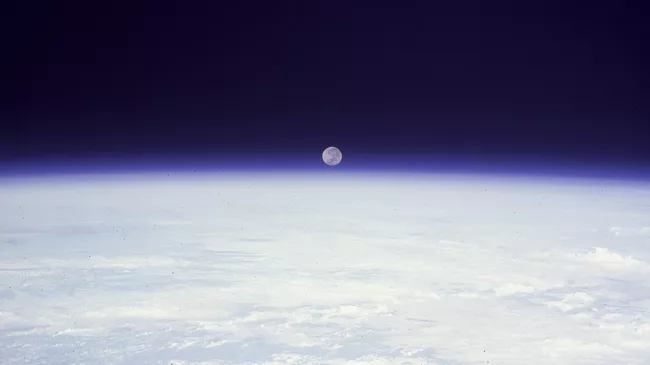 Восход Луны над планетой Земля