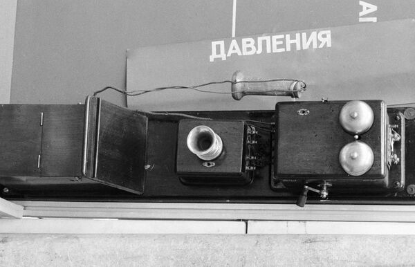 Первый телефонный аппарат, установленный в Москве Международной компанией Белла. Из коллекции московской городской телефонной станции. Первый телефонный аппарат, установленный в Москве Международной компанией Белла. Из коллекции московской городской телефонной станции.