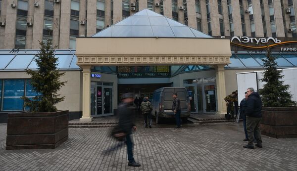 Из ТЦ Пирамида у метро Пушкинская начали вывозить имущество