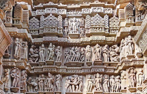 Скульптурные группы на храмах Каджурахо