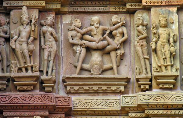 Эротические мотивы на храмах Каджурахо