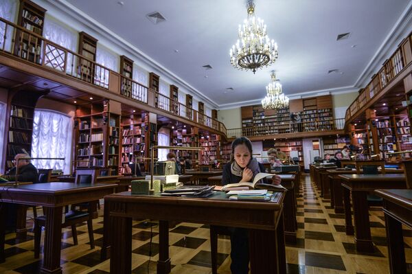 Посетители в Румянцевском читальном зале научно-исследовательского отдела рукописей Российской государственной библиотеки