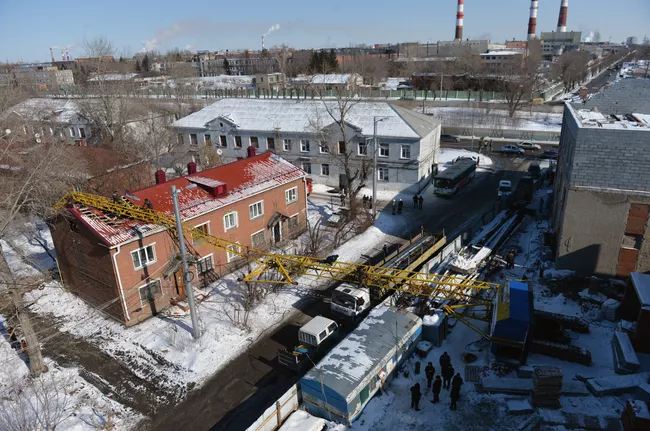 В Омске башенный кран упал на жилой дом
