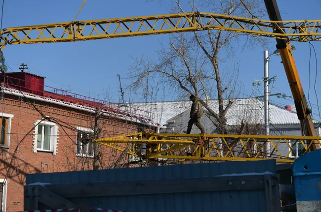 В Омске башенный кран упал на жилой дом