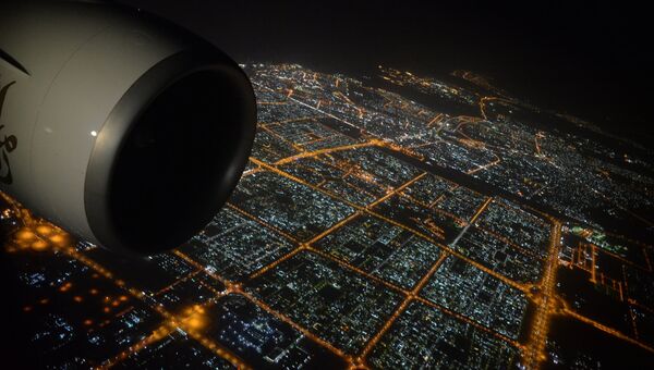 Вид на ночной город Дубай с борта самолета