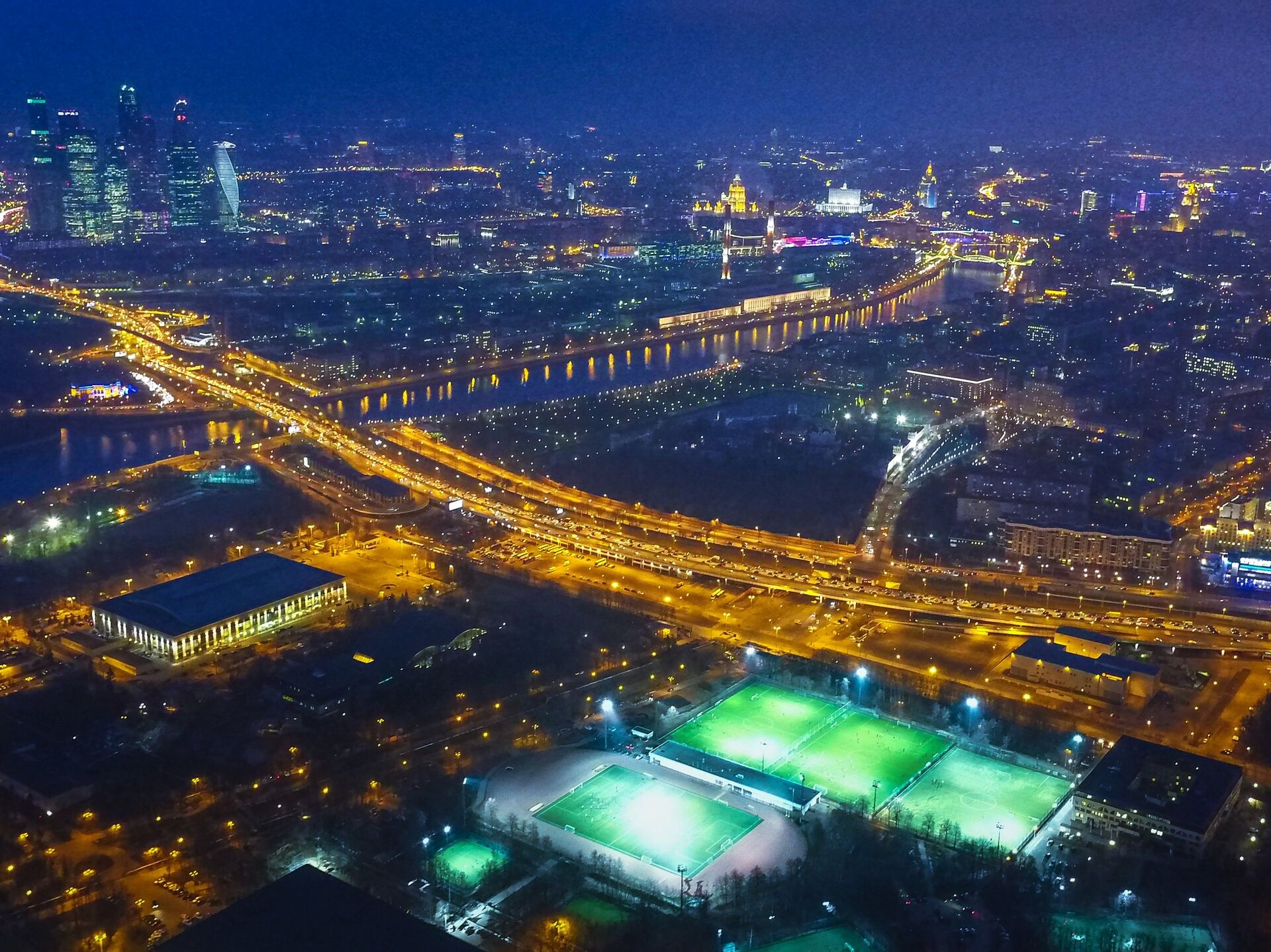 Вид ночной Москвы с высоты птичьего полета