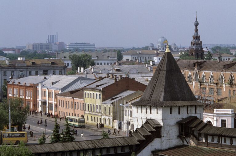 Вид на старую часть города Ярославль со стороны Спасо-Преображенского монастыря