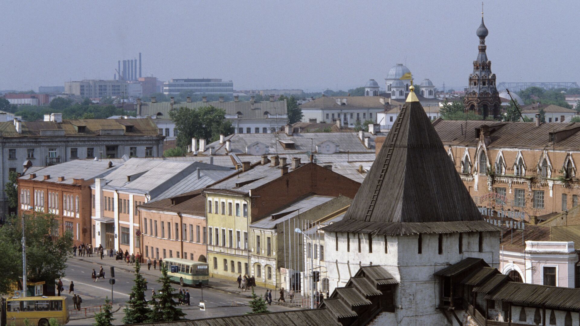 Вид на старую часть города Ярославль со стороны Спасо-Преображенского монастыря - РИА Новости, 1920, 14.11.2023