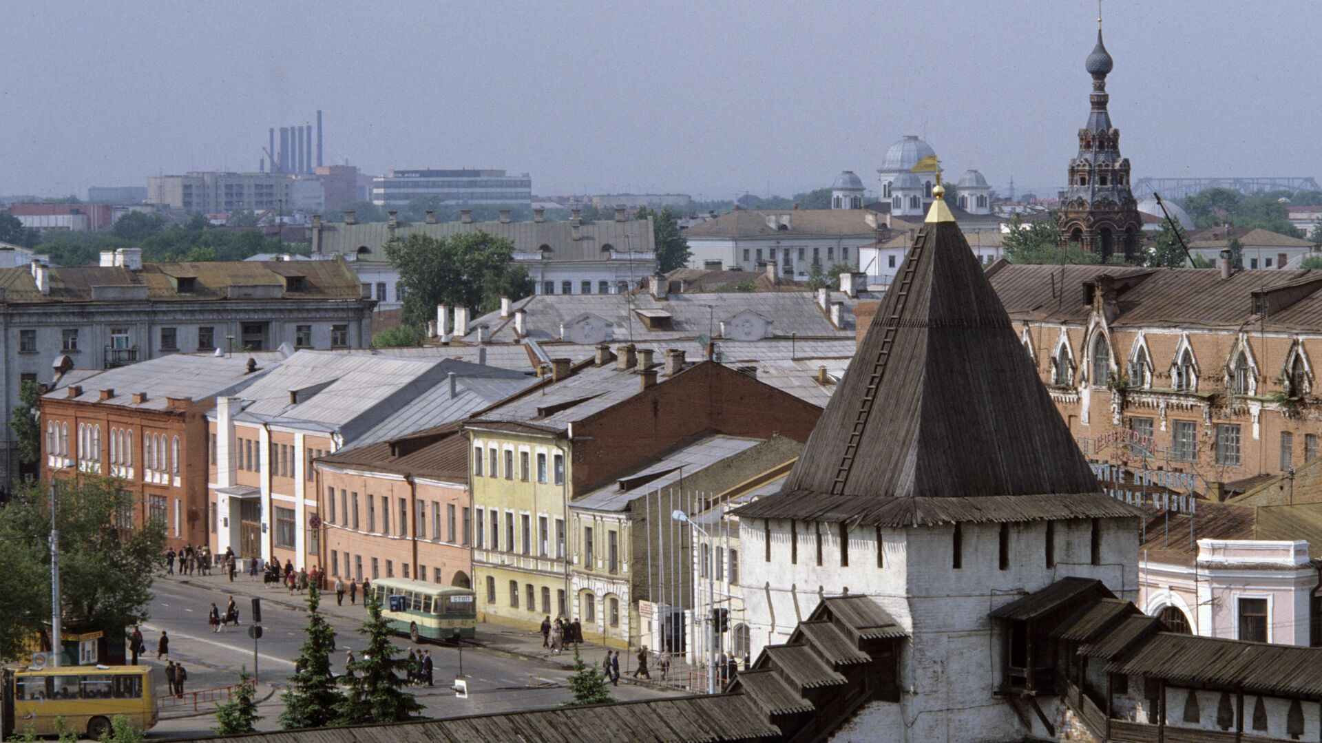 Вид на старую часть города Ярославль со стороны Спасо-Преображенского монастыря - РИА Новости, 1920, 25.06.2021