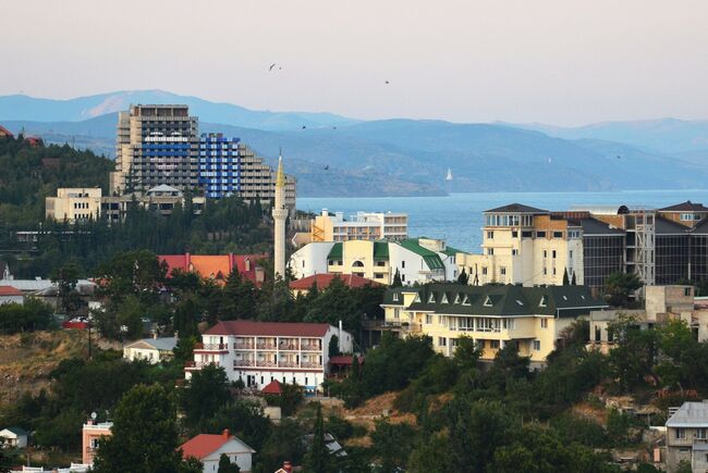 Вид на приморский город Алушту в Крыму