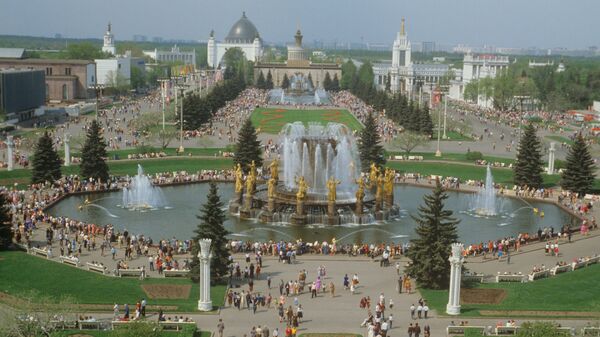 Панорама центральной площади ВДНХ.