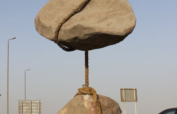Летающий камень в международном аэропорту Каира