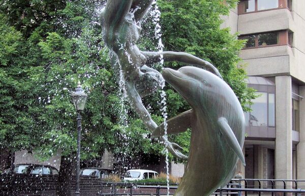 Скульптура Девушка с дельфином в Лондоне