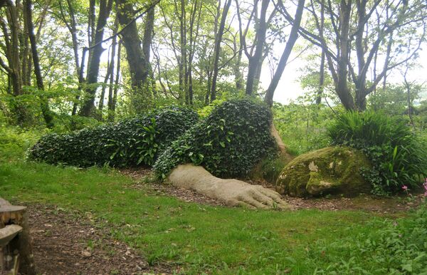 Англия, затерянные сады Хелига, скульптура Спящая девушка