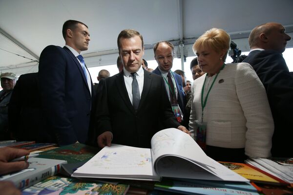 Премьер-министр РФ Д. Медведев открыл книжный фестиваль Красная площадь