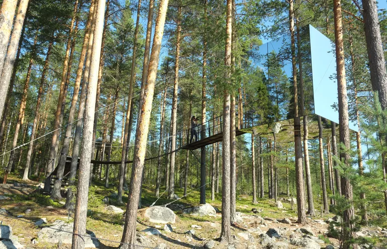 Зеркальный куб отеля Treehotel в Швеции Зеркальный куб отеля Treehotel в Швеции
