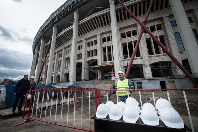 Рабочие на месте реконструкции Большой спортивной арены (БСА) Лужники в Москве