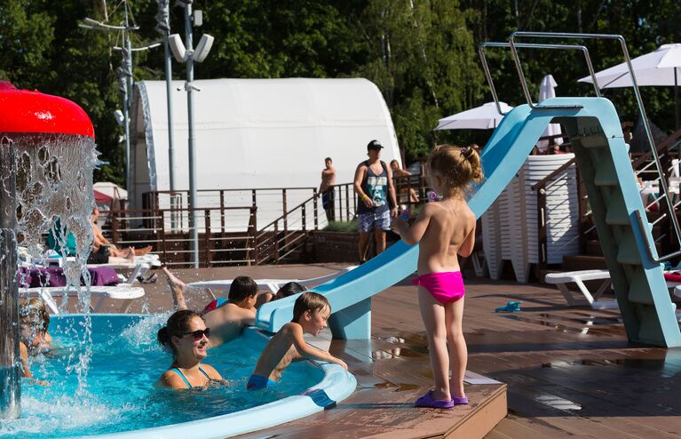Шезлонги в городе: 3 открытых бассейна в Москве с доступными ценами