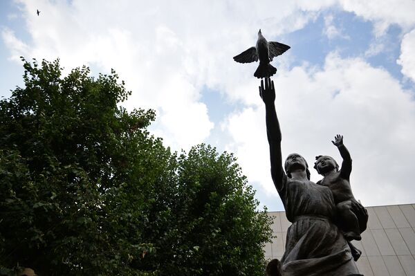Открытие памятника В.И.Мухиной Требуем мира
