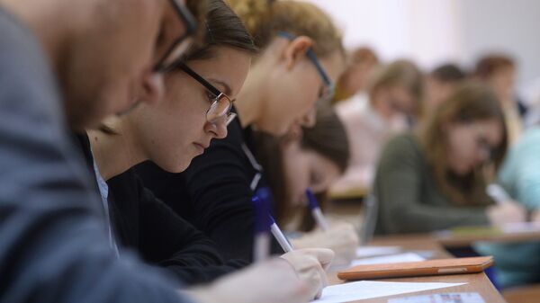 Участники ежегодной акции по проверке грамотности Тотальный диктант-2016 в аудитории Высшей школы экономики.