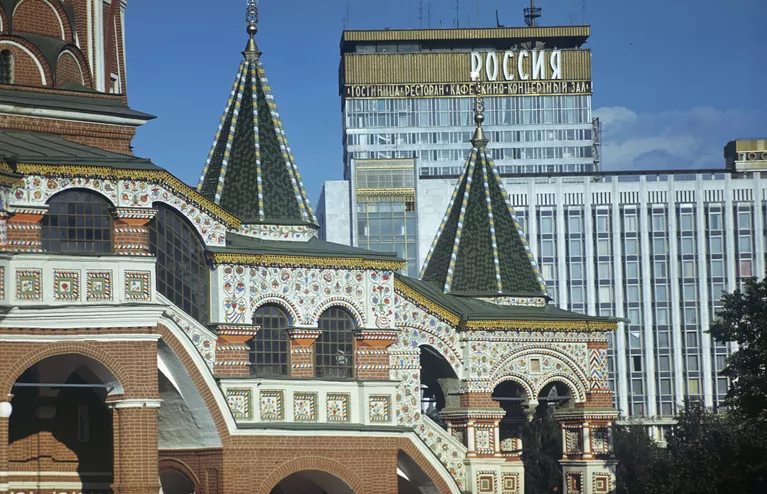 Южное крыло храма Василия Блаженного и фасад гостиницы Россия Южное крыло храма Василия Блаженного и фасад гостиницы Россия