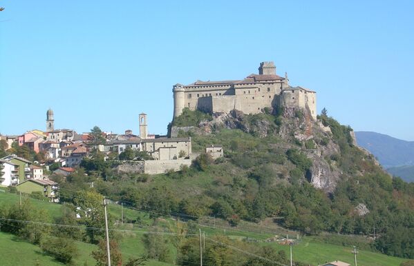 Замок Барди, Италия