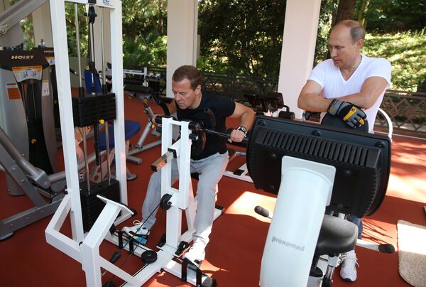 Президент РФ Владимир Путин (справа) и председатель правительства РФ Дмитрий Медведев во время тренировки в спортзале