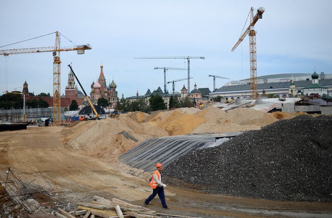 Мэр Москвы С.Собянин осмотрел ход строительства комплекса Зарядье и арены Лужники