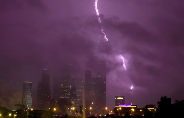 Ливень и штормовой ветер в Москве