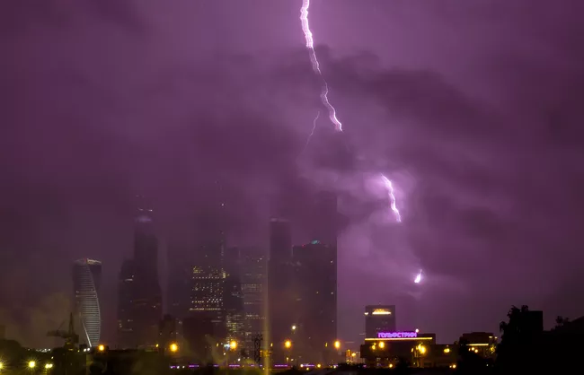 Ливень и штормовой ветер в Москве