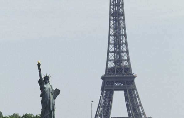 Эйфелева башня и статуя свободы в Париже
