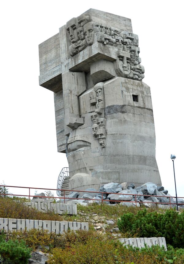 Монумент Маска скорби в Магадане работы скульптора Эрнста Неизвестного, посвященный памяти жертв массовых репрессий в СССР.