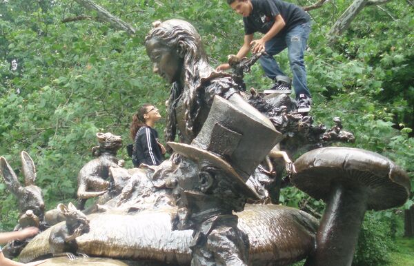 Скульптура Алиса в Стране чудес в Нью-Йорке